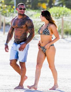 Kelly Brook feet photo thumbnail
