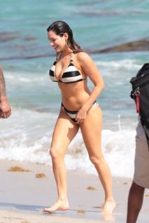 Kelly Brook feet photo thumbnail