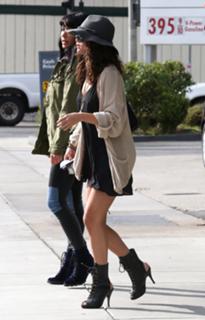 Selena Gomez feet photo thumbnail