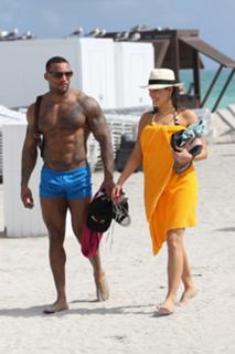 Kelly Brook feet photo thumbnail