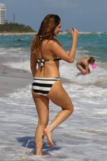 Kelly Brook feet photo thumbnail