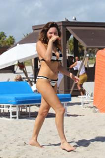 Kelly Brook feet photo thumbnail