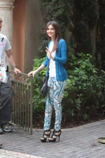Victoria Justice feet photo thumbnail