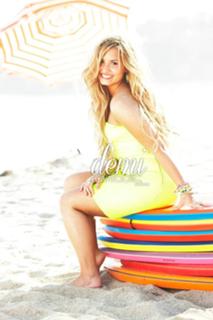Demi Lovato feet photo thumbnail