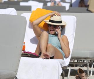 Kelly Brook feet photo thumbnail