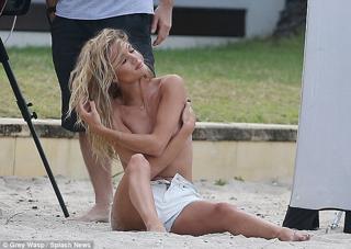 Rosie Huntington-Whiteley feet photo thumbnail