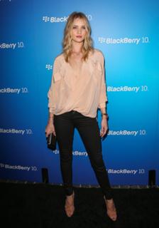 Rosie Huntington-Whiteley feet photo thumbnail