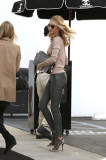 Rosie Huntington-Whiteley feet photo thumbnail