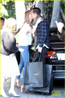 Rosie Huntington-Whiteley feet photo thumbnail
