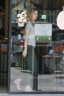 Rosie Huntington-Whiteley feet photo thumbnail
