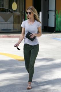 Rosie Huntington-Whiteley feet photo thumbnail