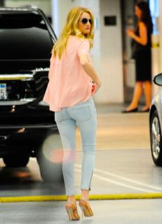 Rosie Huntington-Whiteley feet photo thumbnail