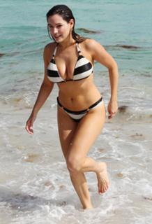 Kelly Brook feet photo thumbnail