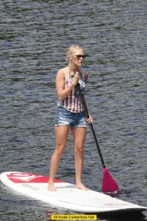 Carrie Underwood feet photo thumbnail