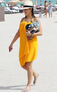 Kelly Brook feet photo thumbnail