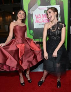 Sarah Hyland feet photo thumbnail