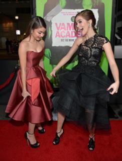 Sarah Hyland feet photo thumbnail