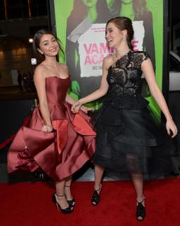 Sarah Hyland feet photo thumbnail