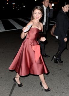 Sarah Hyland feet photo thumbnail