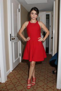 Sarah Hyland feet photo thumbnail