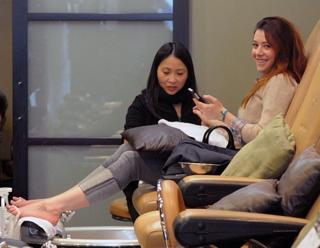 Alyson Hannigan feet photo thumbnail