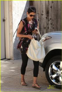 Halle Berry feet photo thumbnail