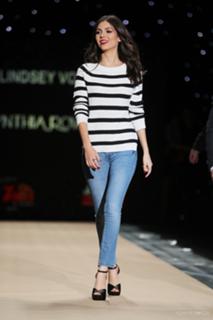 Victoria Justice feet photo thumbnail