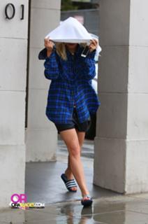 Rita Ora feet photo thumbnail