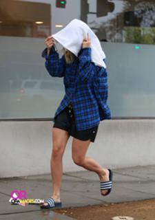 Rita Ora feet photo thumbnail