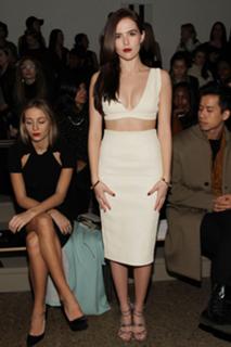 Zoey Deutch feet photo thumbnail
