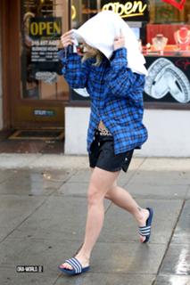 Rita Ora feet photo thumbnail