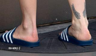 Rita Ora feet photo thumbnail
