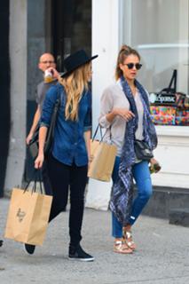 Jessica Alba feet photo thumbnail