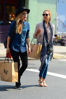 Jessica Alba feet photo thumbnail