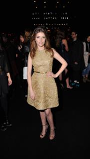 Anna Kendrick feet photo thumbnail