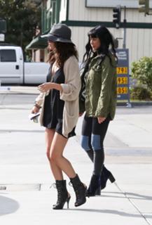 Selena Gomez feet photo thumbnail