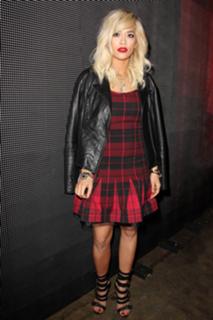 Rita Ora feet photo thumbnail