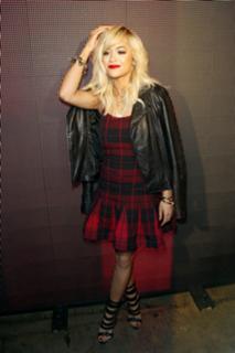 Rita Ora feet photo thumbnail