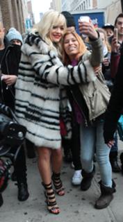 Rita Ora feet photo thumbnail
