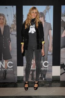 Elena Santarelli feet photo thumbnail