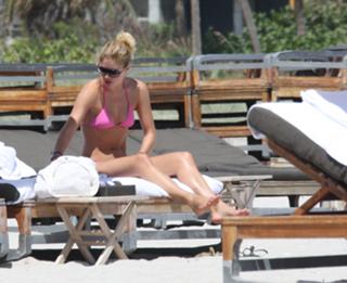 Doutzen Kroes feet photo thumbnail