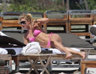 Doutzen Kroes feet photo thumbnail