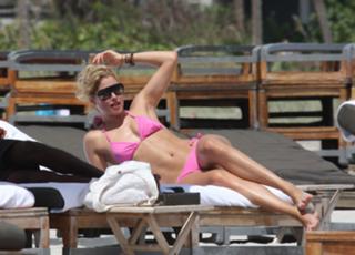 Doutzen Kroes feet photo thumbnail