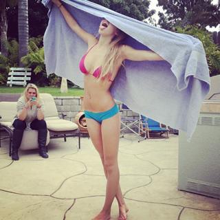 Gigi Hadid feet photo thumbnail