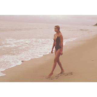 Gigi Hadid feet photo thumbnail