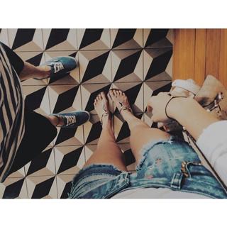Gigi Hadid feet photo thumbnail