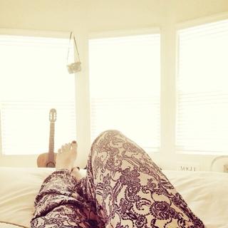 Dove Cameron feet photo thumbnail