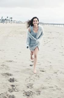 Emilia Clarke feet photo thumbnail