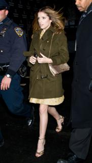 Anna Kendrick feet photo thumbnail
