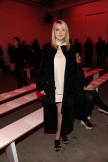 Dakota Fanning feet photo thumbnail